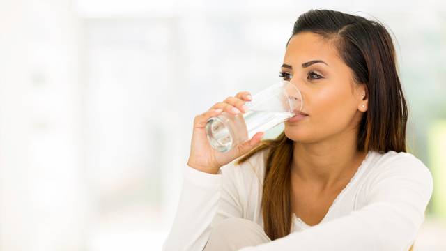 Novo istraživanje: Vodu pijete na krivi način, ovako bi trebali