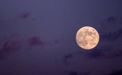 Puni mjesec u studenome, poznat kao dabrov mjesec sjaji iznad Zagreba