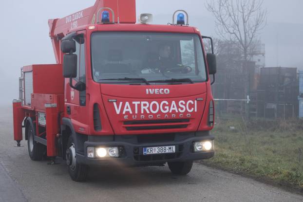 Vatrogasci i policija ispred CIAK-a gdje je tijekom noći izbio požar