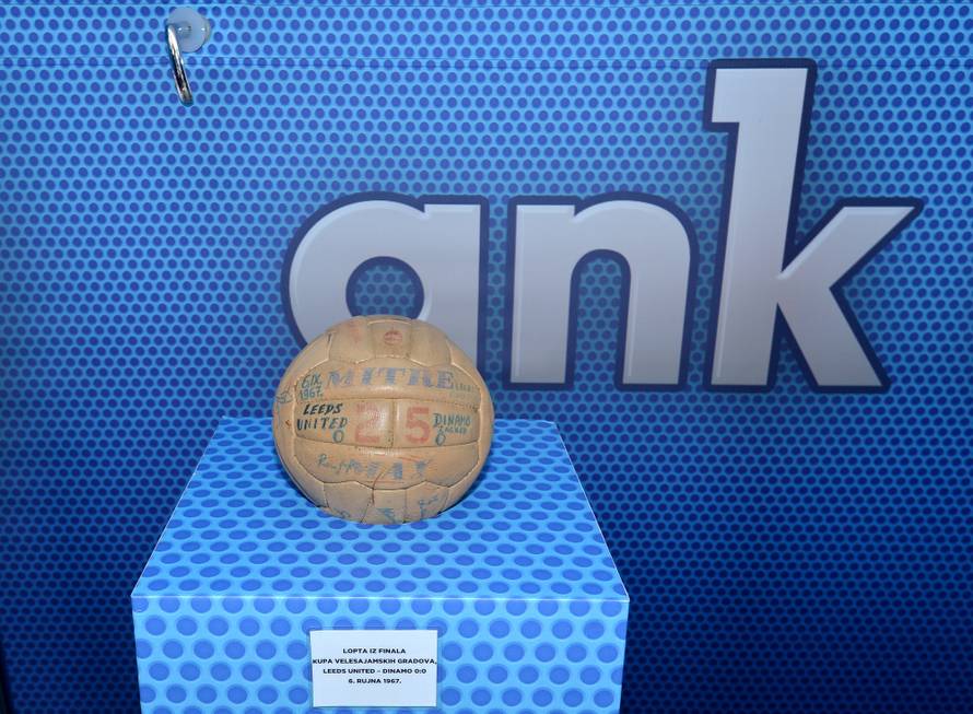 To su pravi šampioni! Trofej i lopta iz '67. izloženi na Trgu