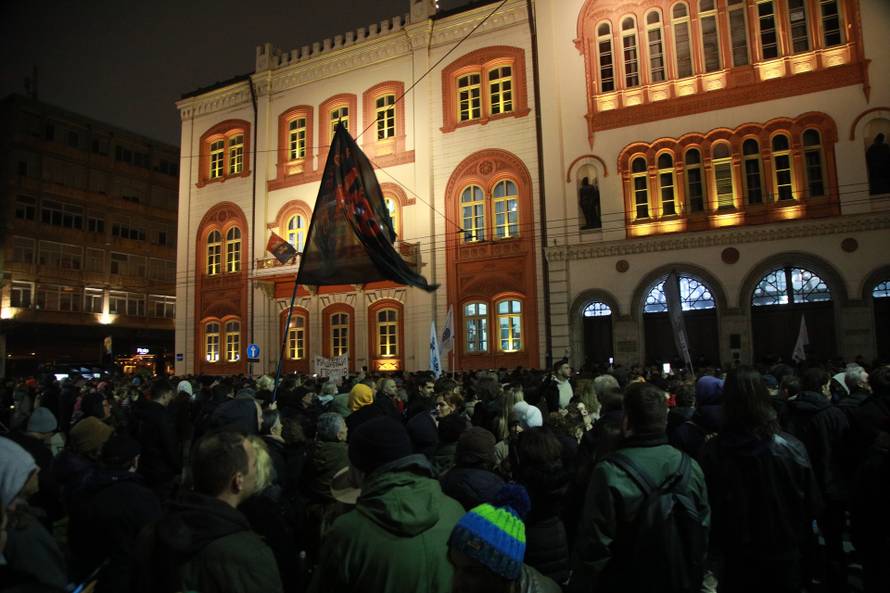 Beograd: Policija upala u Rektorat, građani izašli na ulice