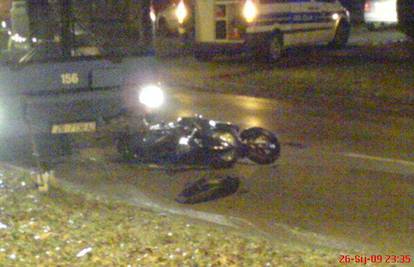 Pijani vozač pao na cestu, a moped odletio u autobus