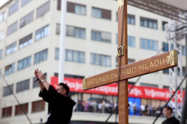 Zagreb: Dolazak hodočasnika Antunovskog hoda na Trg bana Josipa Jelačića