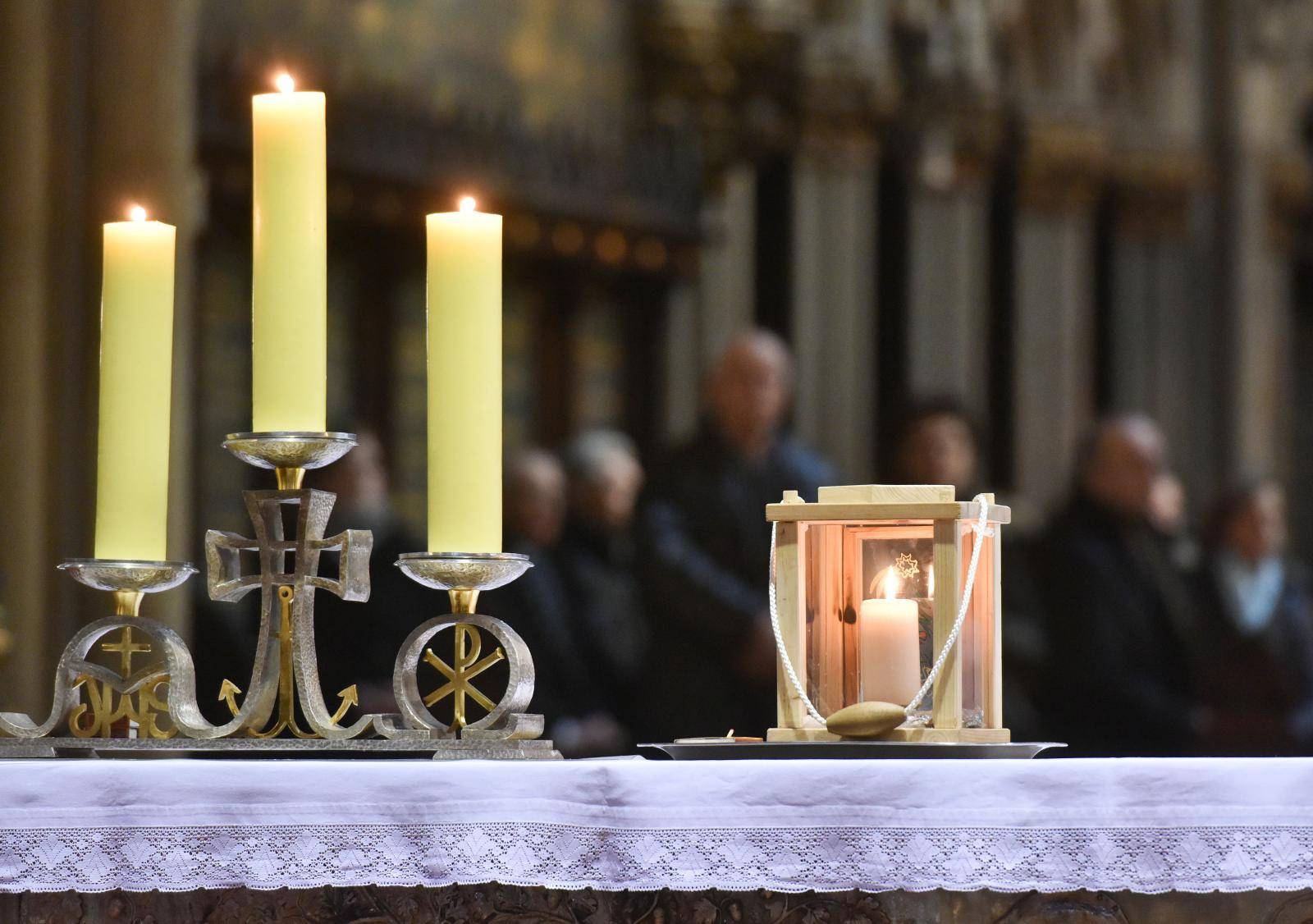 Zagreb: Unošenje Betlehemskog svjetla mira u katedralu