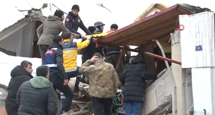 Malena Ayse (5) sedam je sati čekala da je izvuku: Nije puštala očevu ruku kad su je spasili