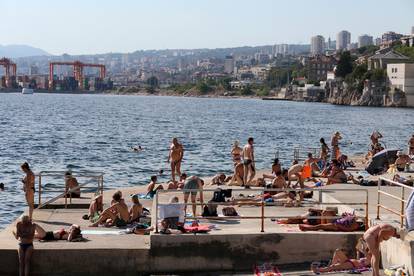 Rijeka: Gradske plaže na Pećinama pune su kupača