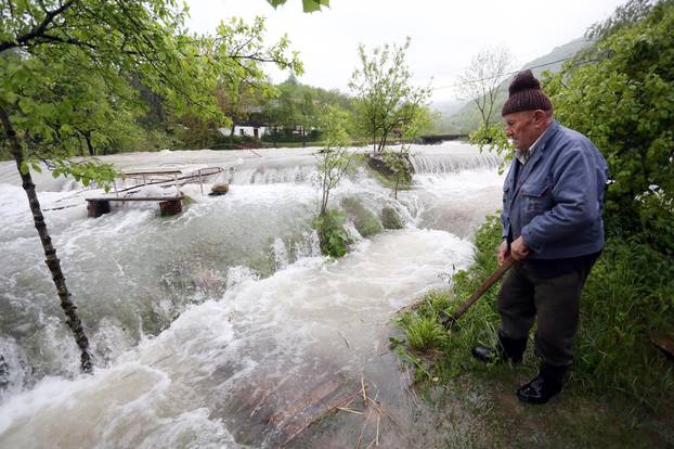 Nabujala rijeka Korana odsjekla selo Korana