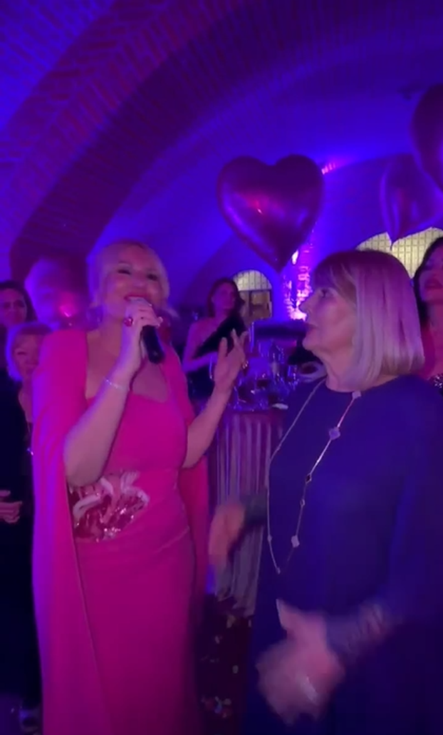 FOTO Ovako je Iva Todorić uzela mikrofon i pjevala mami Vesni