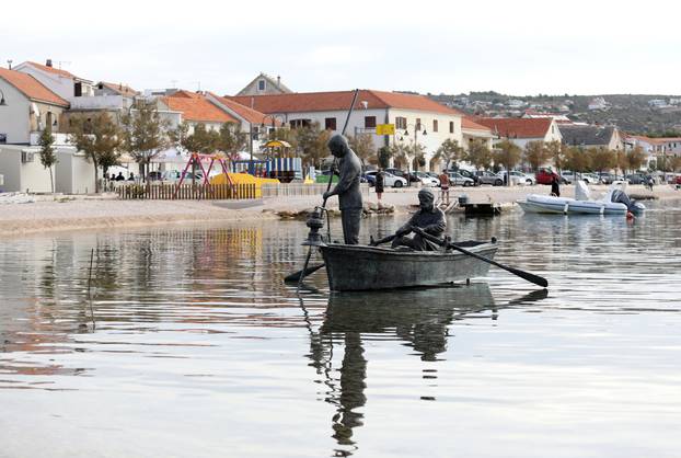 Primošten dobio spomenik koji prikazuje dva ribara u barci