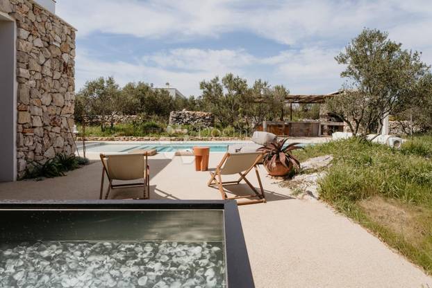 FOTO Nikad viđeno! Prodaje se vila na Šolti. Stoljetna maslina vam raste kraj kauča. Evo cijene