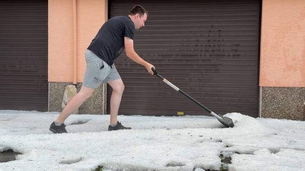 Eine heftige Unwetterfront beendete den extrem heißen Sommertag in Westdeutschland. Aus Frankreich und Luxenburg zogen a