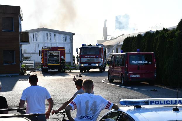 FOTO Buktinja 'progutala' halu tvornice Windor kod Pleternice