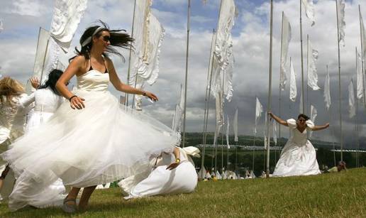 Vjenčane haljine postale hit na Glastonbury festivalu