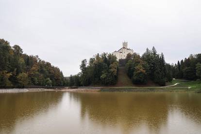 FOTO Obilna kiša počela je puniti Trakošćansko jezero