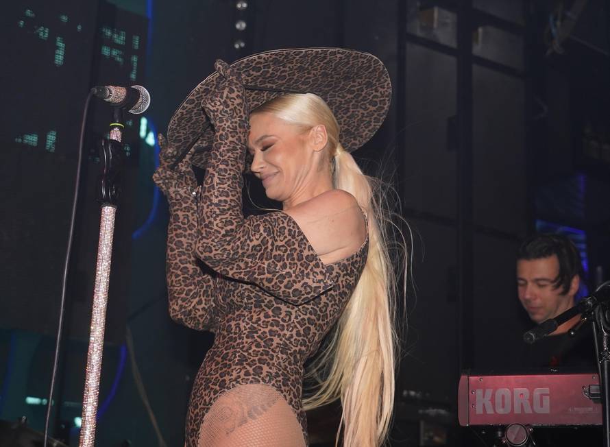 Performance by Natasa Bekvalac held on night club Kasina.Nastup Natase Bekvalac u nocnom klubu Kasina.