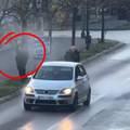 UZNEMIRUJUĆI VIDEO Policija u Tuzli pucala je po pljačkašima! Jedan mrtav i bačen iz auta?!
