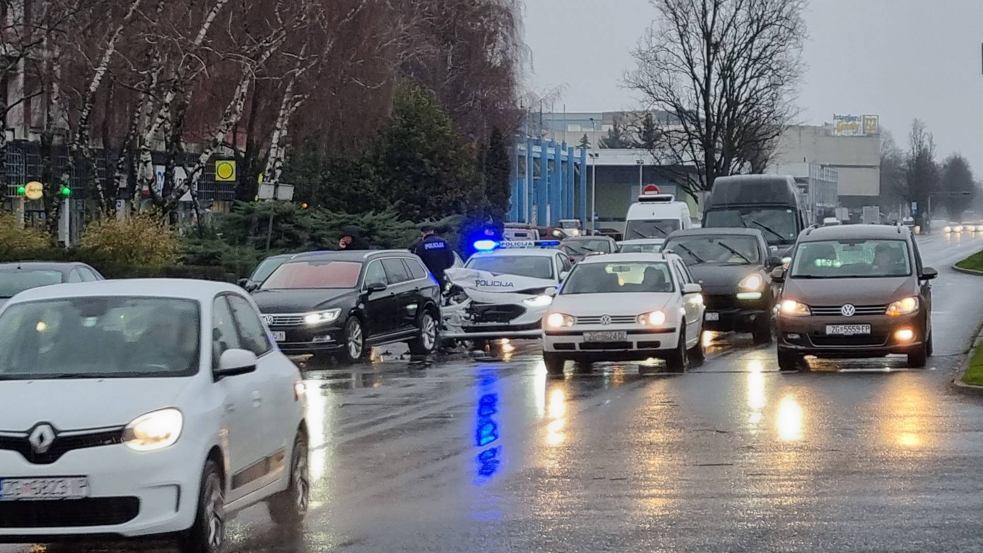 VIDEO Kod Velesajma razbijen policijski auto, čitatelj 24sata: 'Vidio sam trenutak nesreće'