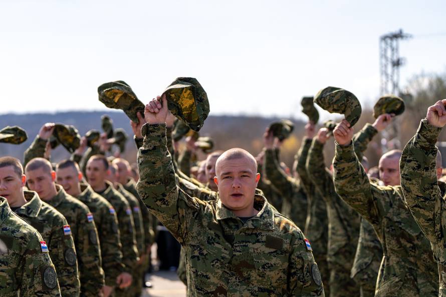 Svečana prisega ročnika na temeljnom vojnom osposobljavanju u Slunju