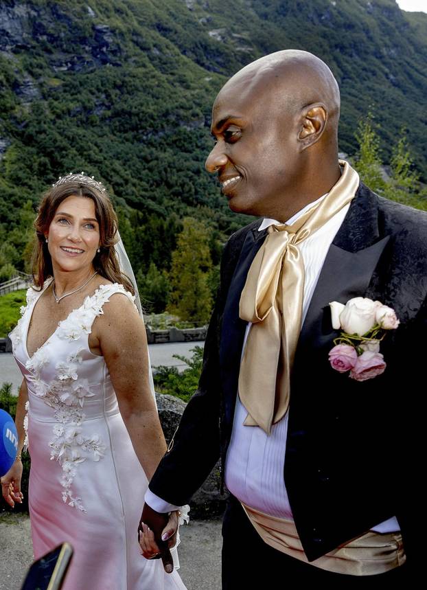 Bridal couple princess Märtha Louise and Mr. Durek Verrett greet the crowd