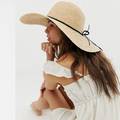 Sunčana inspiracija: 10 outfita sa šeširom raskošnog oboda