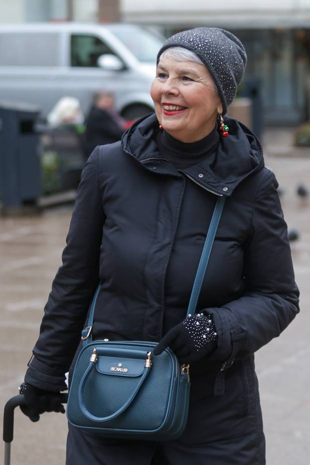 Zagreb: Nasmijana Jadranka Kosor prolazi Trgom Petra Preradovića