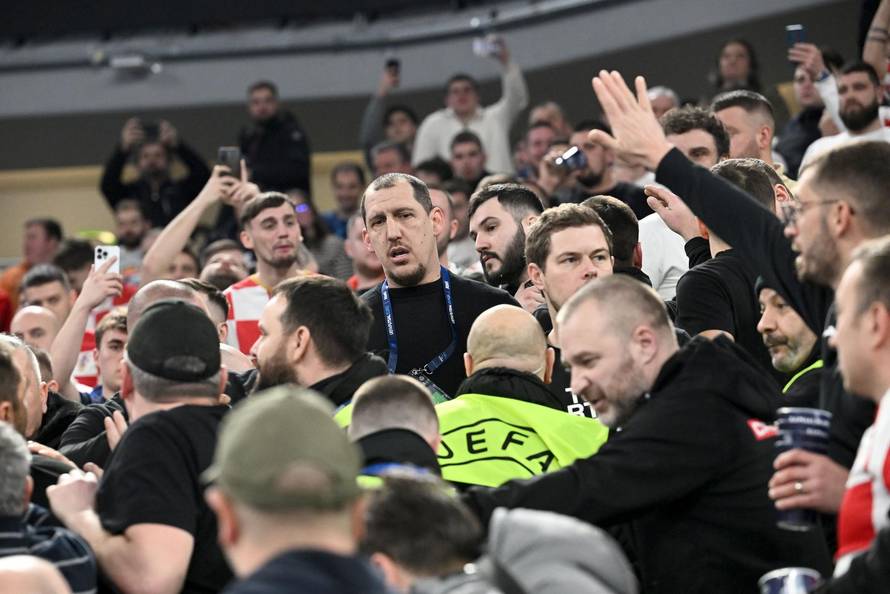 Ljubljana: Tijekom polufinalne utakmice između Hrvatske i Španjolske na tribinama je došlo do naguravanja