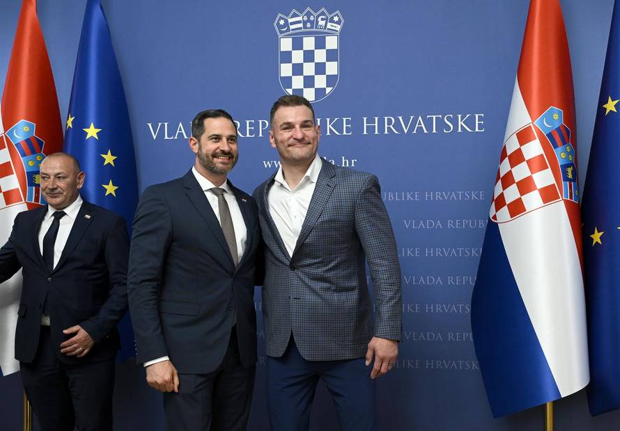 Zagreb: Andrej Plenković uručio Domovnicu Stipi Miočiću i njegovoj obitelji