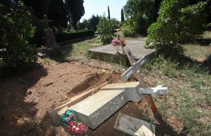 Razbili su spomenike na groblju i počupali križeve