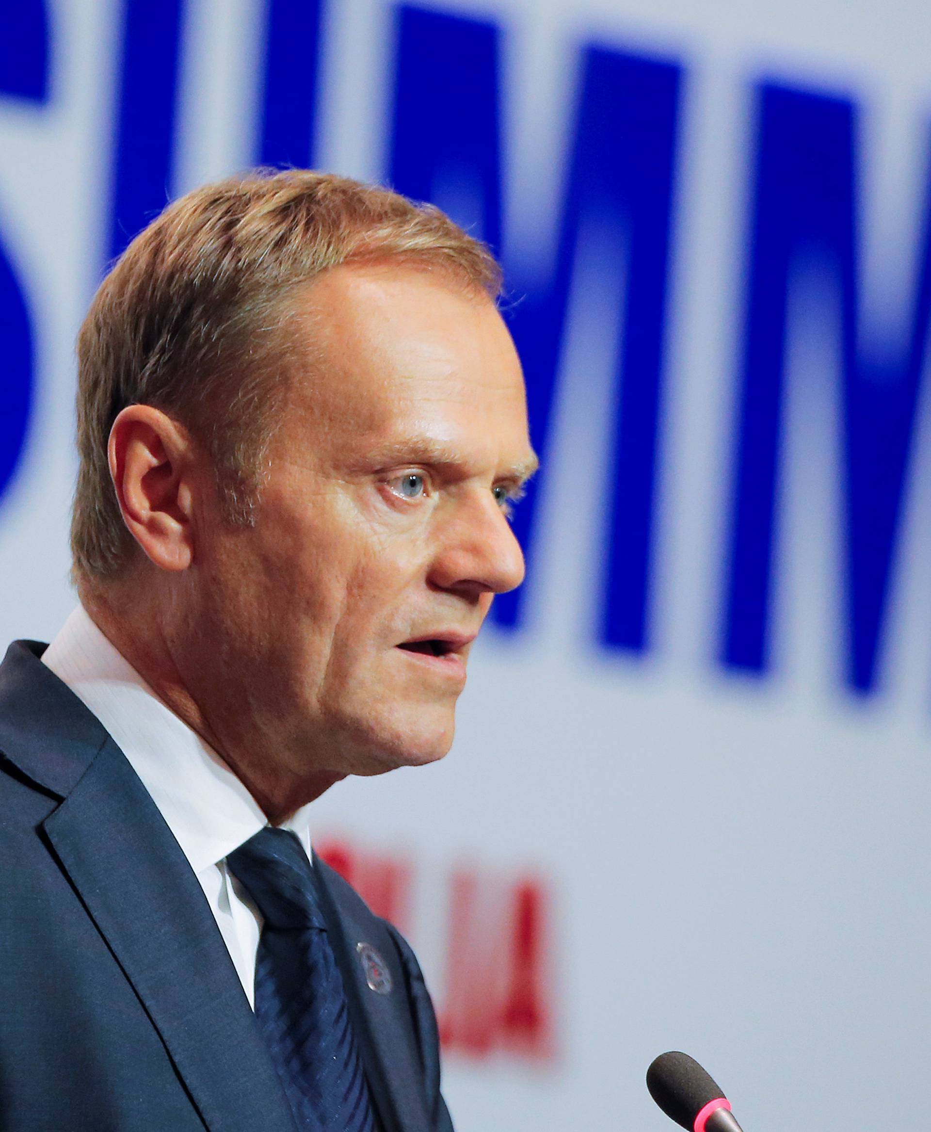 Donald Tusk addresses reporters in Ulaanbaatar