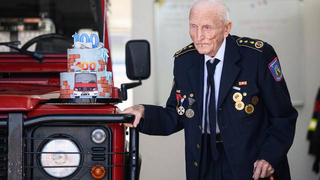 Sesvetski Kraljevec: Najstariji vatrogasac Stjepan Masan proslavio 100. rođendan s članovima DVD-a Sesvetski Kraljevec