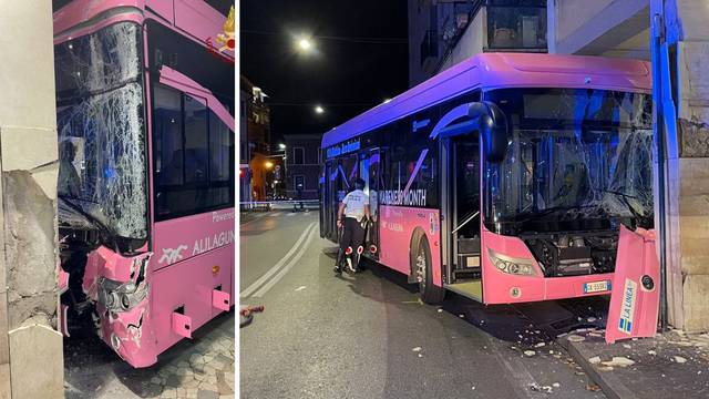 FOTO U novoj nesreći autobusa u Veneciji ozlijeđeno je 15 ljudi nakon što se bus zabio u zgradu