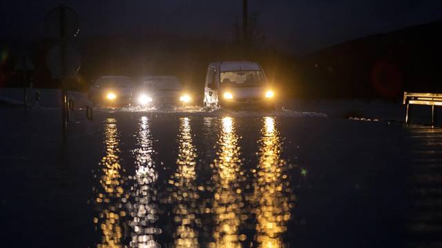 Opet poplava u Dicmu, vatrogasci ispumpavaju vodu