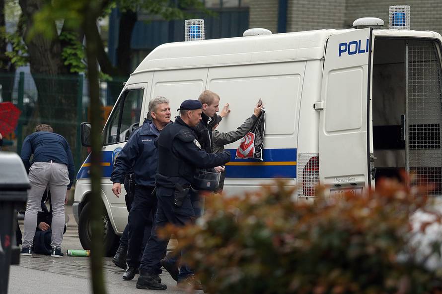 Našli Delije: Sjeli se u kafiće i pečenjaru, a policija ih odvodi