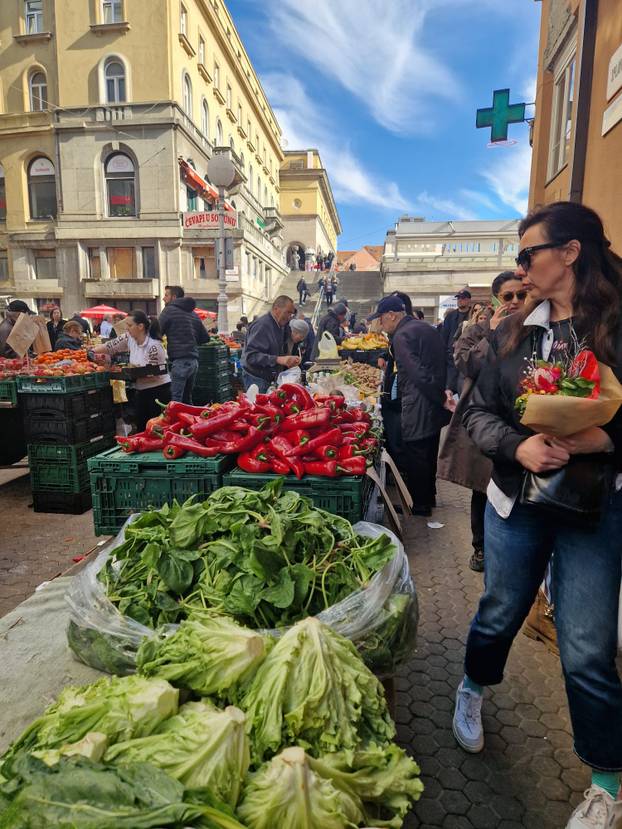 FOTO 'Pa to nije normalno, kila rajčica sedam eura! Nemam ja toliko, kupila sam tri komada'