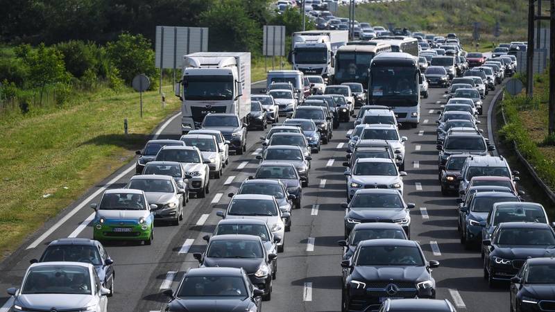 OPREZ! Magla i mokri kolnici otežavaju vožnju diljem Hrvatske. Očekuju se gužve