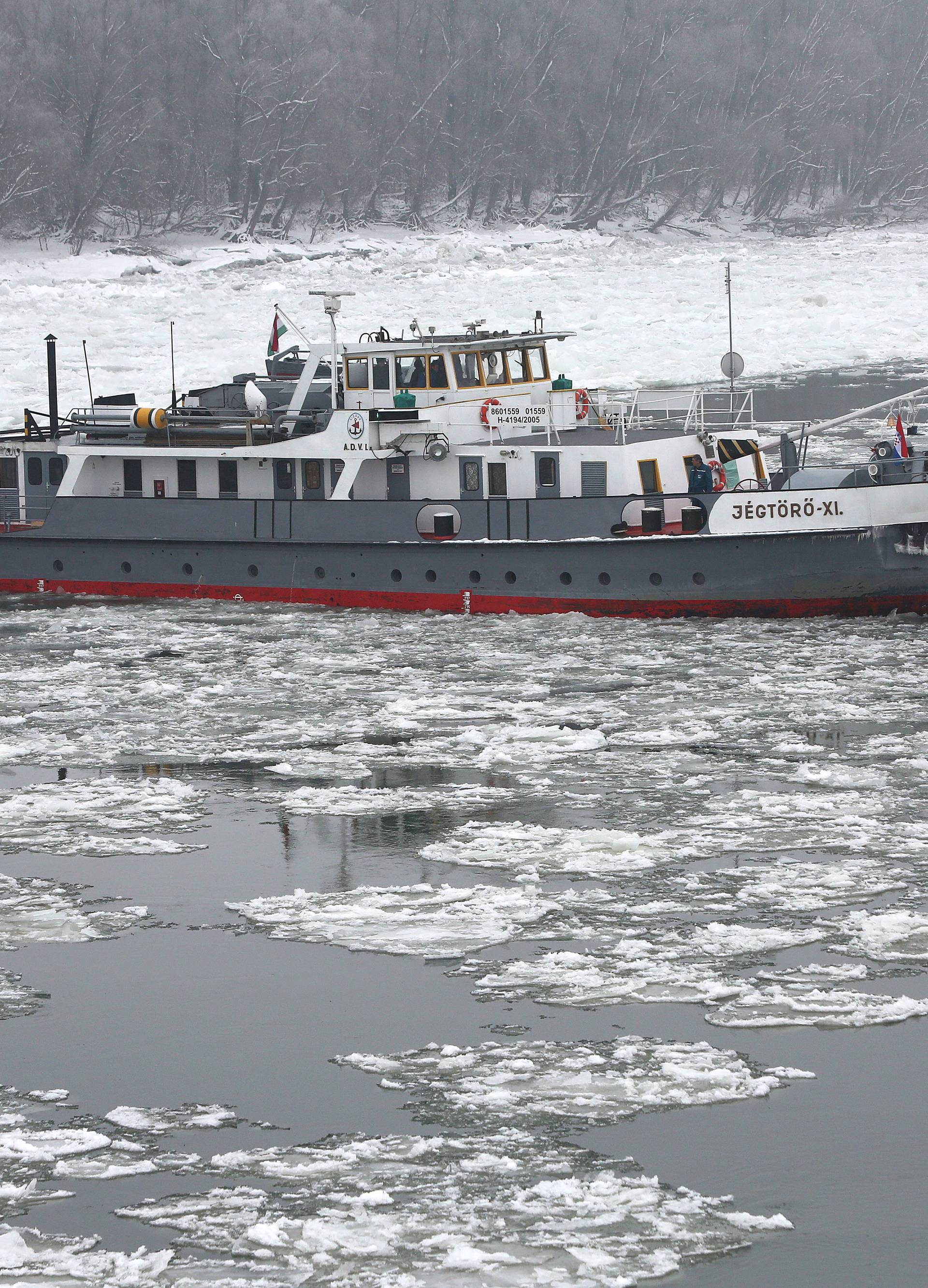 Ledolomci probili na Dunavu ledenu barijeru od čak 11 km