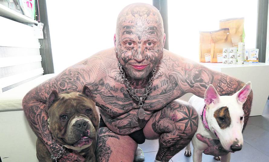 Simon je vlasnik  970 tetovaža: 'Dva puta sam bio u zatvoru...'