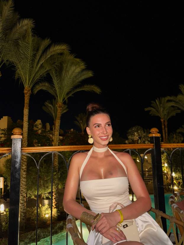 FOTO Marinela iz 'Gospodina savršenog' u Egiptu pokazivala nove grudi u seksi bikiniju...