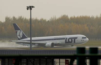 Nisu se otvorili kotači: Boeing 767 prisilno je sletio u Varšavu