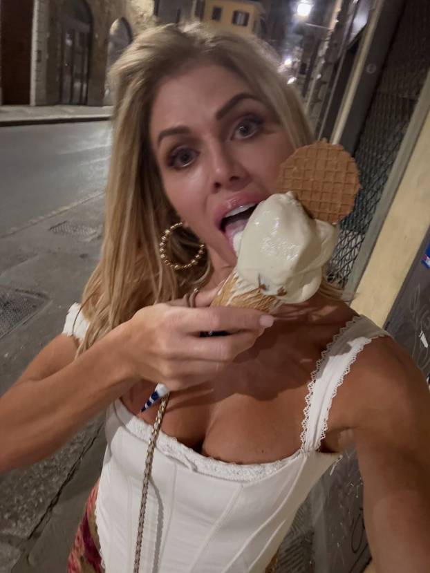 Mamma mia! Evo kako bivša kečerska zvijezda izgleda u 51.