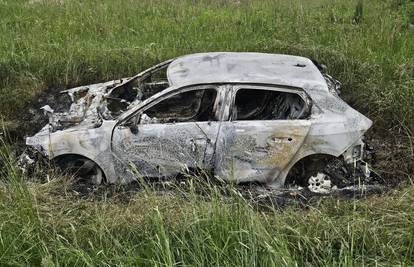FOTO Ovo je sve što je ostalo od automobila kojeg su na nasipu ukrali ljubavnom paru  i zapalili