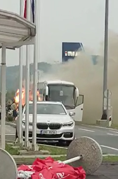 Planuo autobus pun putnika, gasili ga na benzinskoj pumpi