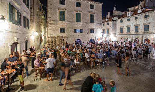 Kad padne noć, Stradun oživi: Sve izgleda kao i prije korone...