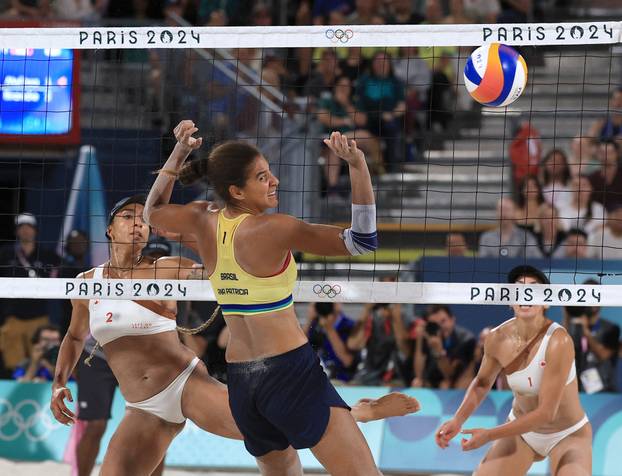 Beach Volleyball - Women's Gold Medal Match - Brazil vs Canada (Ana Patricia/Duda vs Melissa/Brandie)