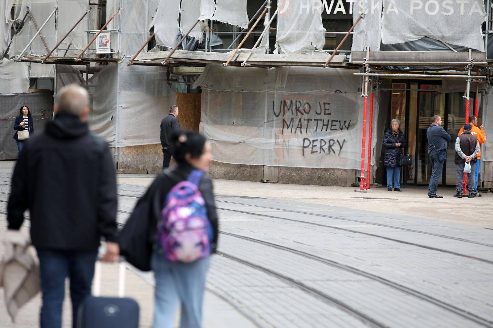 Zagreb: "Svježi" grafit na početku Jurišićeve o smrti Matthewa Perryja