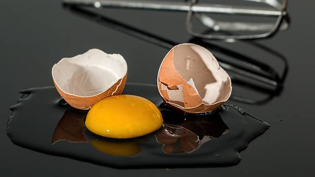Dokazano najbolja metoda za razbiti svježe jaje bez nereda
