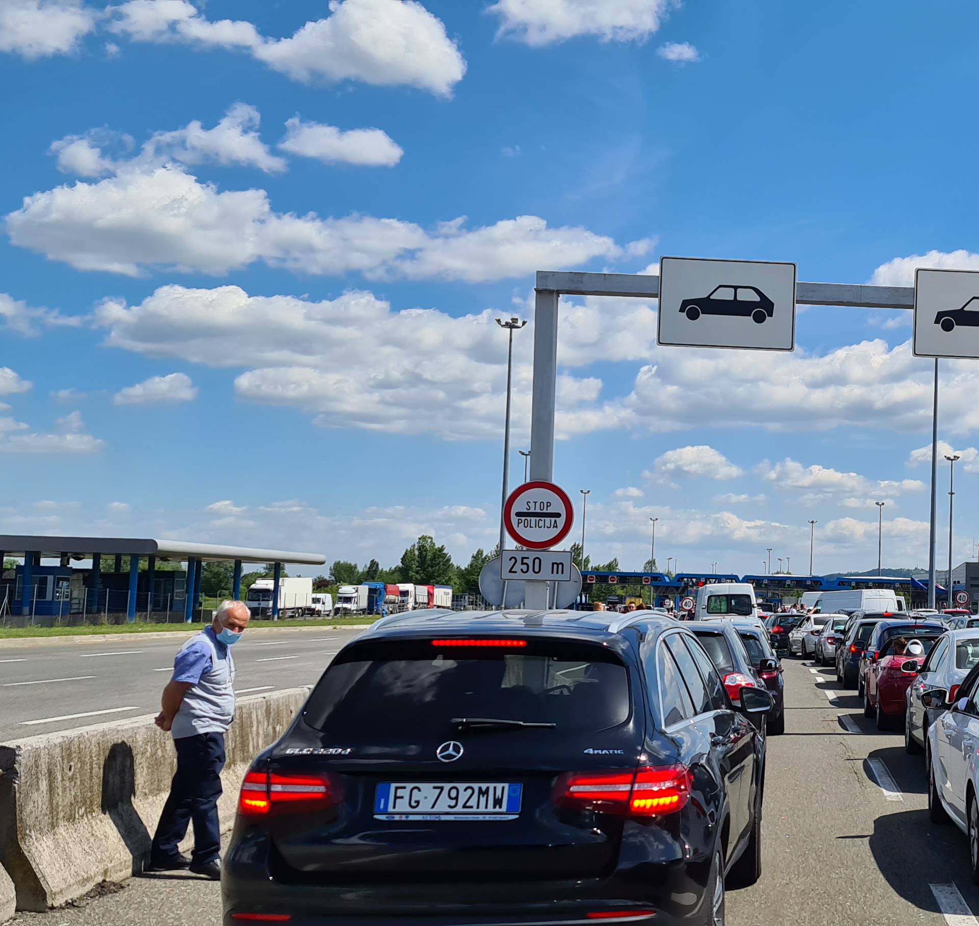 Svi idu u Hrvatsku: 'Mi čekamo četiri sata i tek smo na sredini'