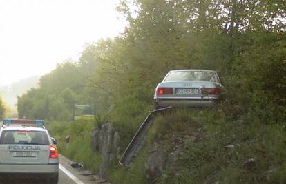 Audijem preticao kamion pa završio na vrhu stijene