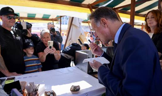 FOTO Jandroković isprobavao delicije na tržnici u Zadru