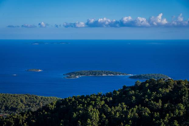Vela Luka: Pogled na Vela luku sa okolnim brdima